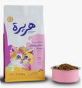 قطط صغيرة تأكل طعام جاف بنكهة الدجاج والخضار من علامة CAT PARK، عبوة 14 كجم، منتج جاهز للقطط الصغيرة.